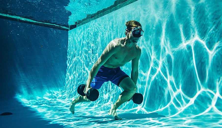 Ian Walsh Triple Laps a Pool Bottom While Holding Weights